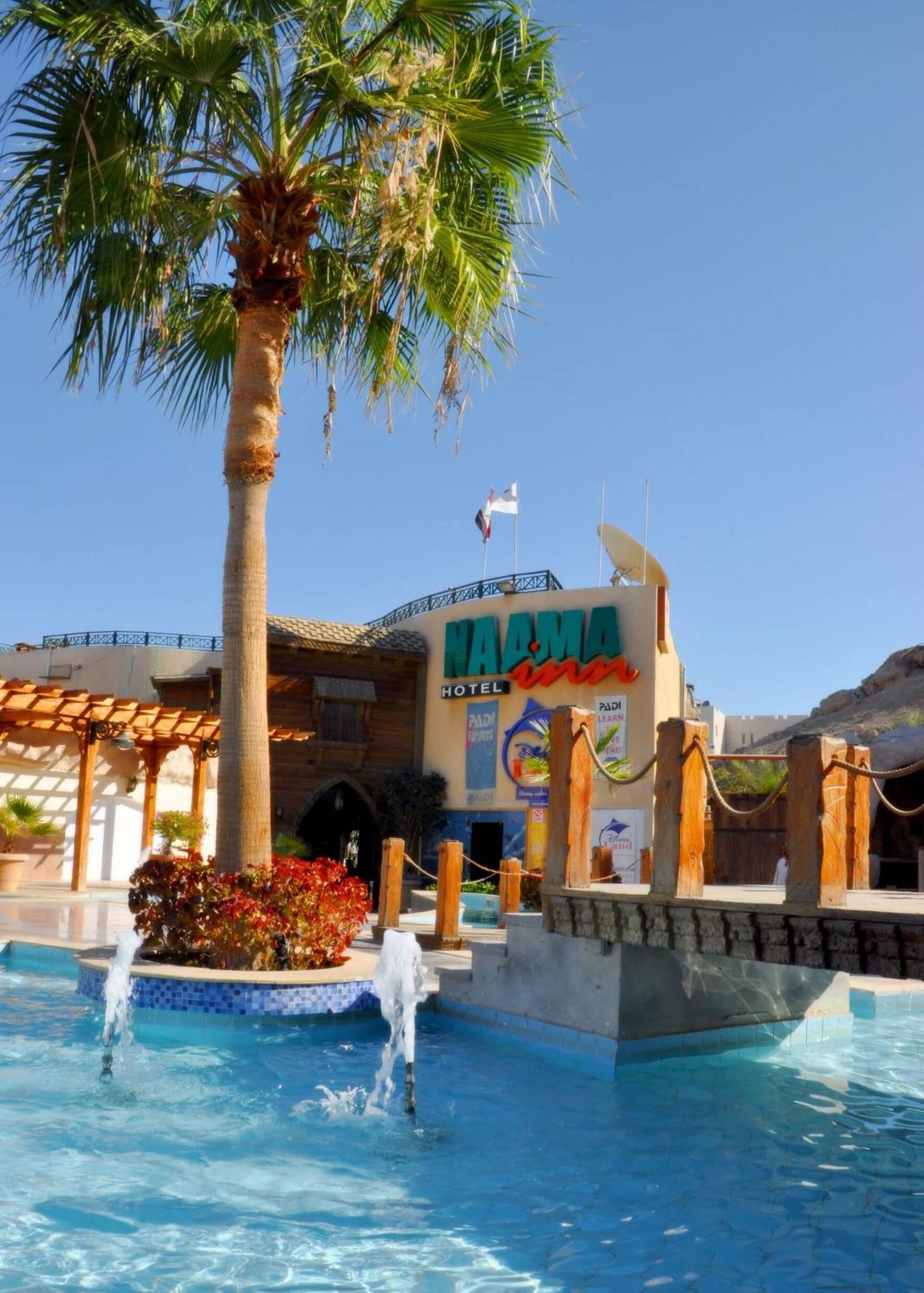 Una piscina cubierta, una piscina al aire libre, sombrillas, tumbonas