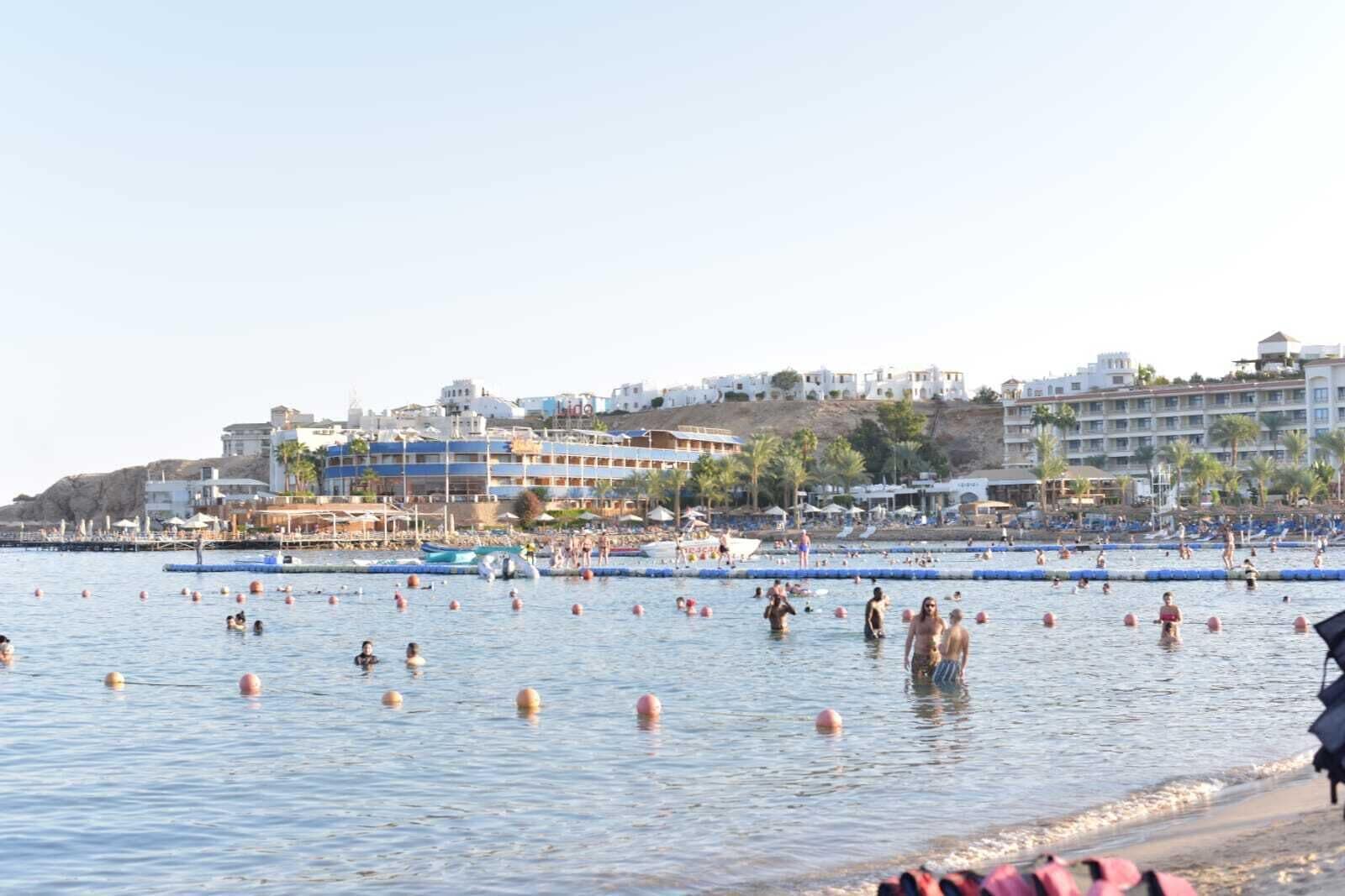 Sillas reclinables de playa, sombrillas, toallas de playa