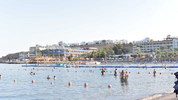 Sillas reclinables de playa, sombrillas, toallas de playa