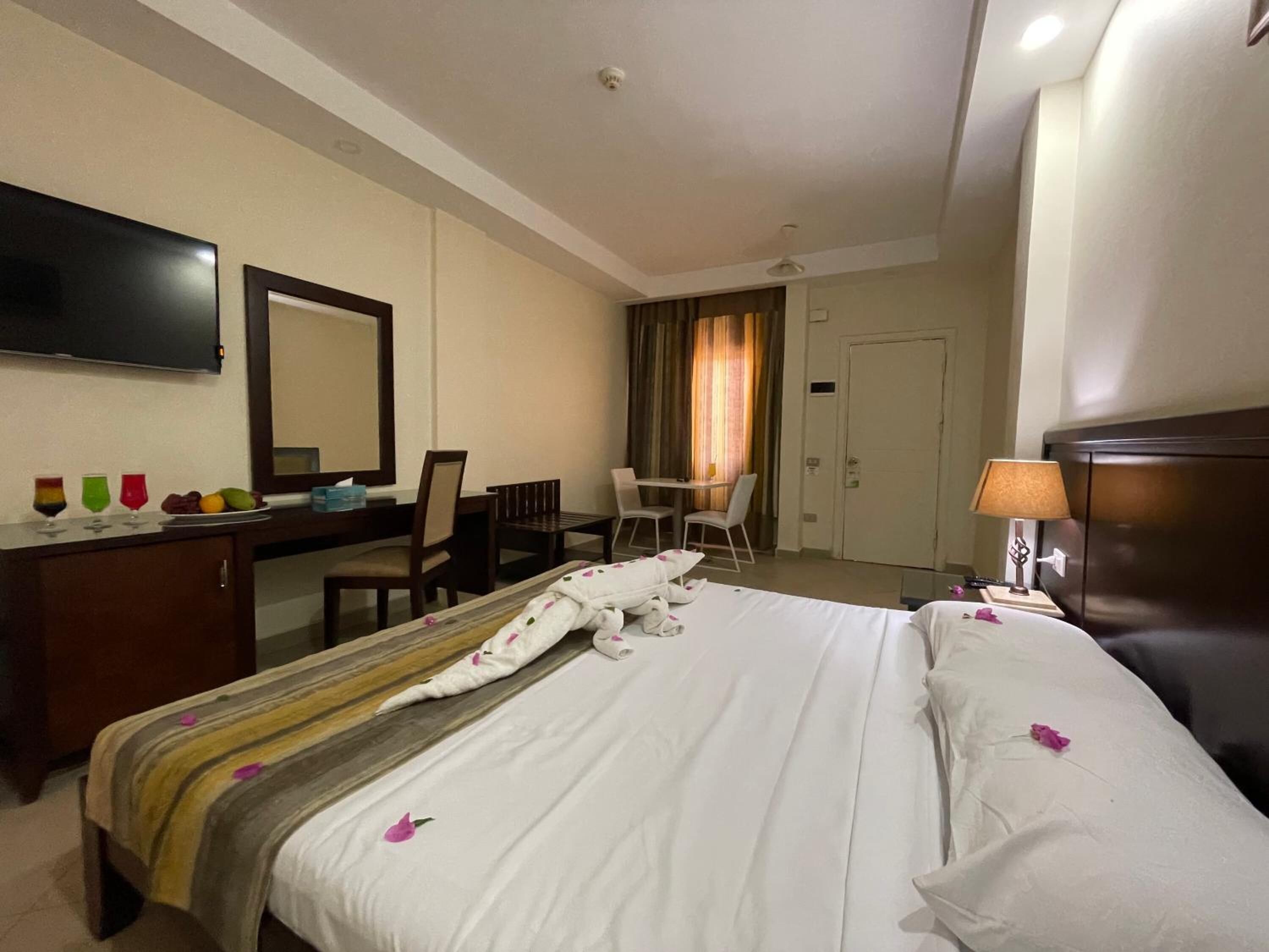 迷你吧、客房内保险箱、办公桌、遮光窗帘