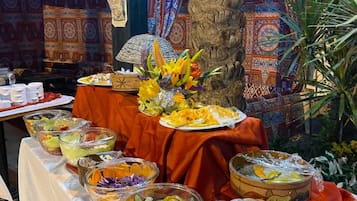 Se sirven desayunos, almuerzos y cenas; cocina internacional