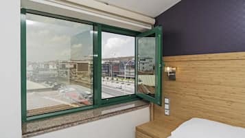 Minibar, caja de seguridad en la habitación y escritorio