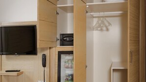 迷你吧、客房內保險箱、書桌、筆電工作空間