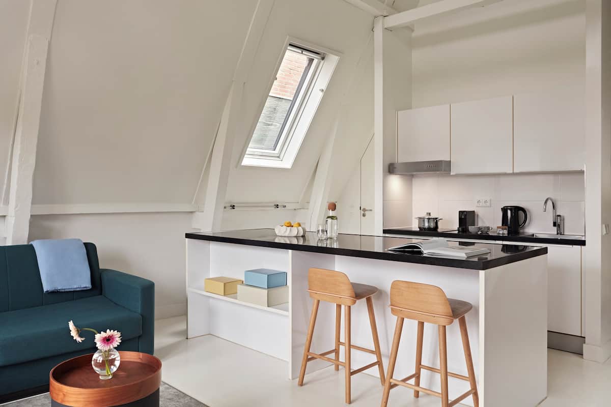 32-英寸纯平电视 (配备有线频道)、电视