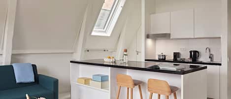 32-inch flat-screen TV with cable channels, TV