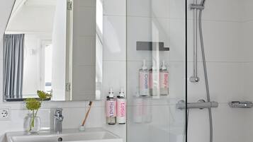 L1 Bedroom Apartment,Sofa Bed,Canal view | Bilik Mandi | Pancuran mandi, pengering rambut, tuala disediakan