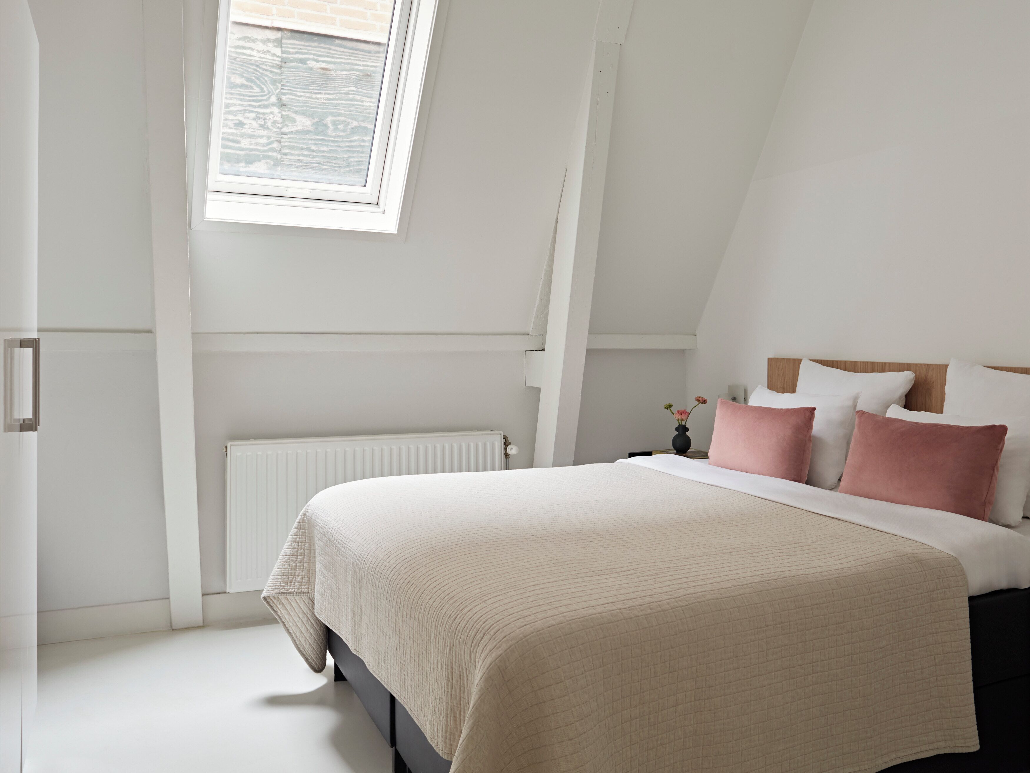 L1 Bedroom Apartment,Sofa Bed,Canal view | 高档床上用品、笔记本电脑工作区、隔音、熨斗/熨衣板