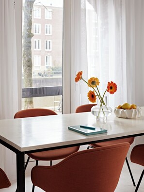 Maisonnette | Woonruimte | Een 32-inch flatscreentelevisie met kabelzenders en televisie