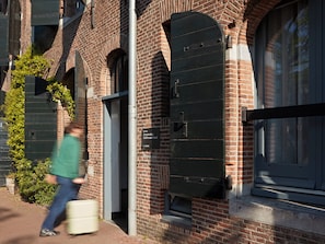 Front of property - YAYS Amsterdam Salthouse Canal by Numa (Amsterdam)