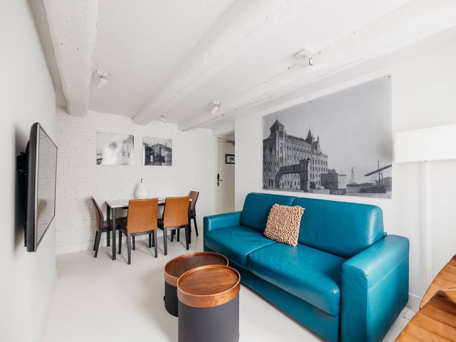 Een 32-inch flatscreentelevisie met kabelzenders en een televisie