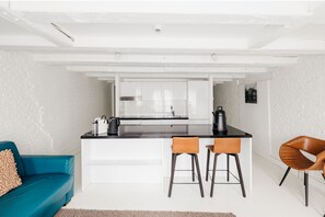 Kühlschrank, Mikrowelle, Herdplatte, Geschirrspüler