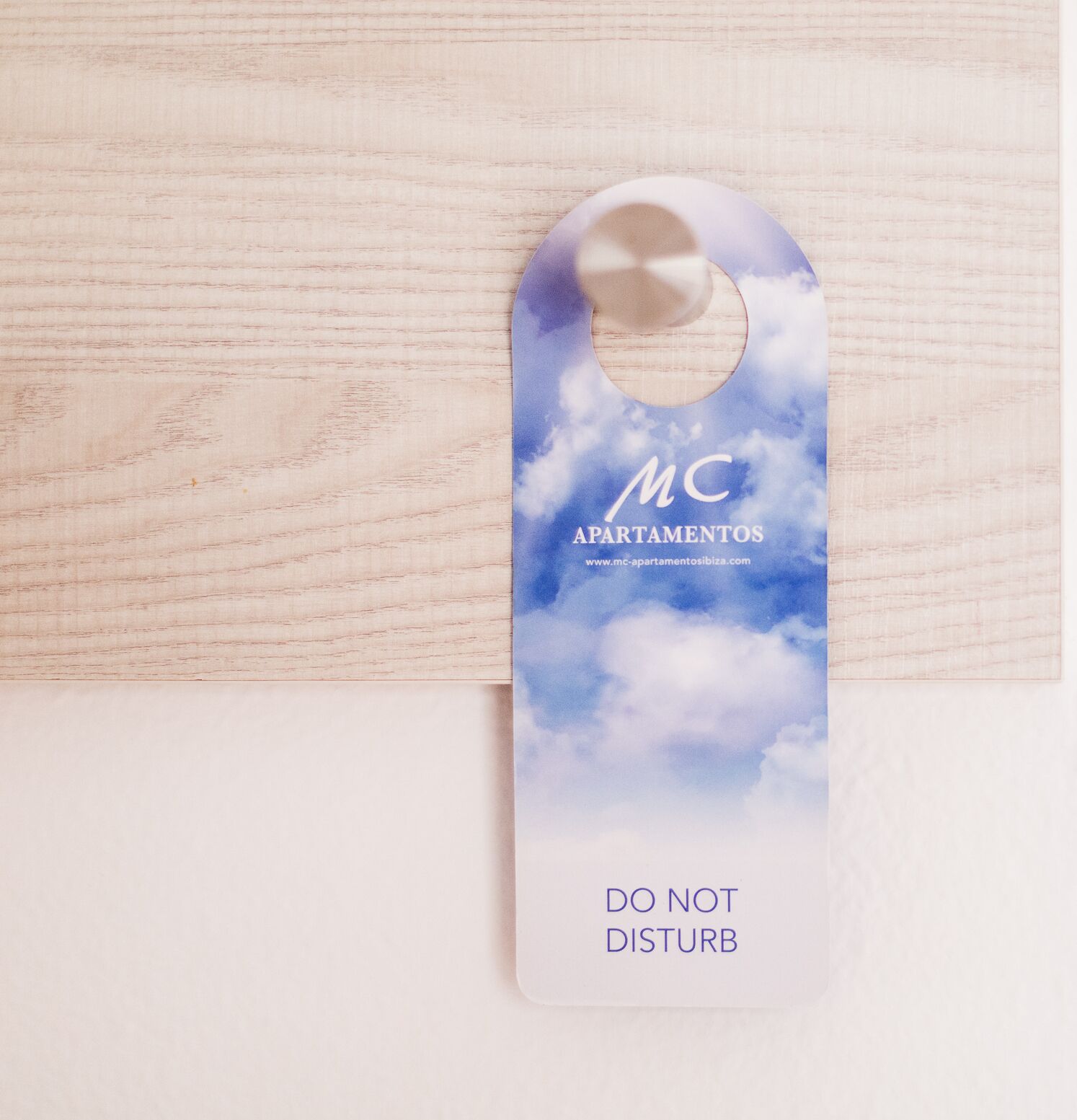 A tag with "MC APARTAMENTOS" and a website URL, and the text "DO NOT DISTURB" at the bottom.