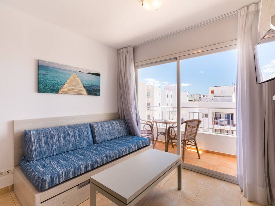 Apartamento, 1 quarto, sacada | Cofres nos quartos, escrivaninha, cortinas blackout