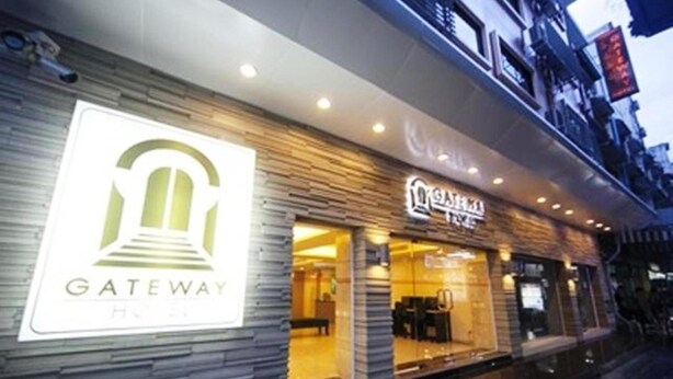 Un hotel llamado "Gateway" con una fachada moderna y una entrada visible.
