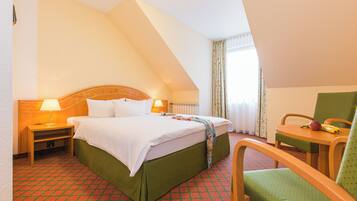 Business-Einzelzimmer | Minibar, Zimmersafe, Schreibtisch, laptopgeeigneter Arbeitsplatz