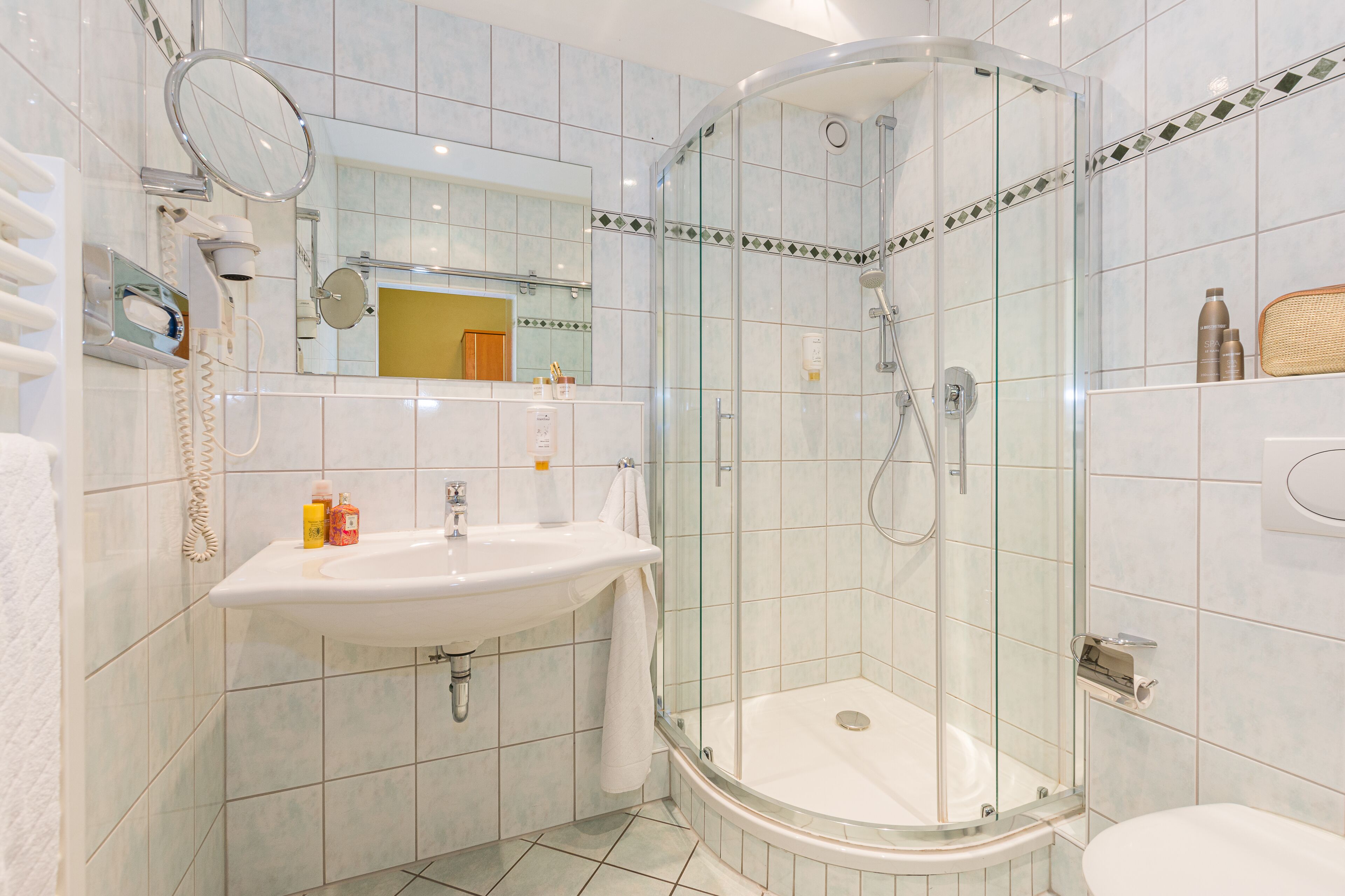 standard single room | bathroom | towels