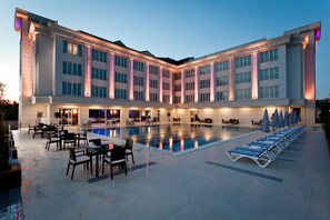 Ein Hotel mit großem Außenpool, verschiedenen Restaurants und einer geräumigen Lobby.