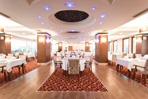 S'hi serveixen esmorzars, dinars, sopars i plats de cuina internacional 