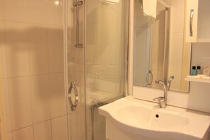 Shower, free toiletries, hair dryer, slippers - Nagehan Hotel Old City (Istanbul)