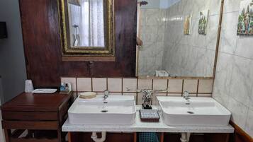 Appartement Deluxe | Salle de bain | Douche, articles de toilette (gratuits), séchoir à cheveux, pantoufles