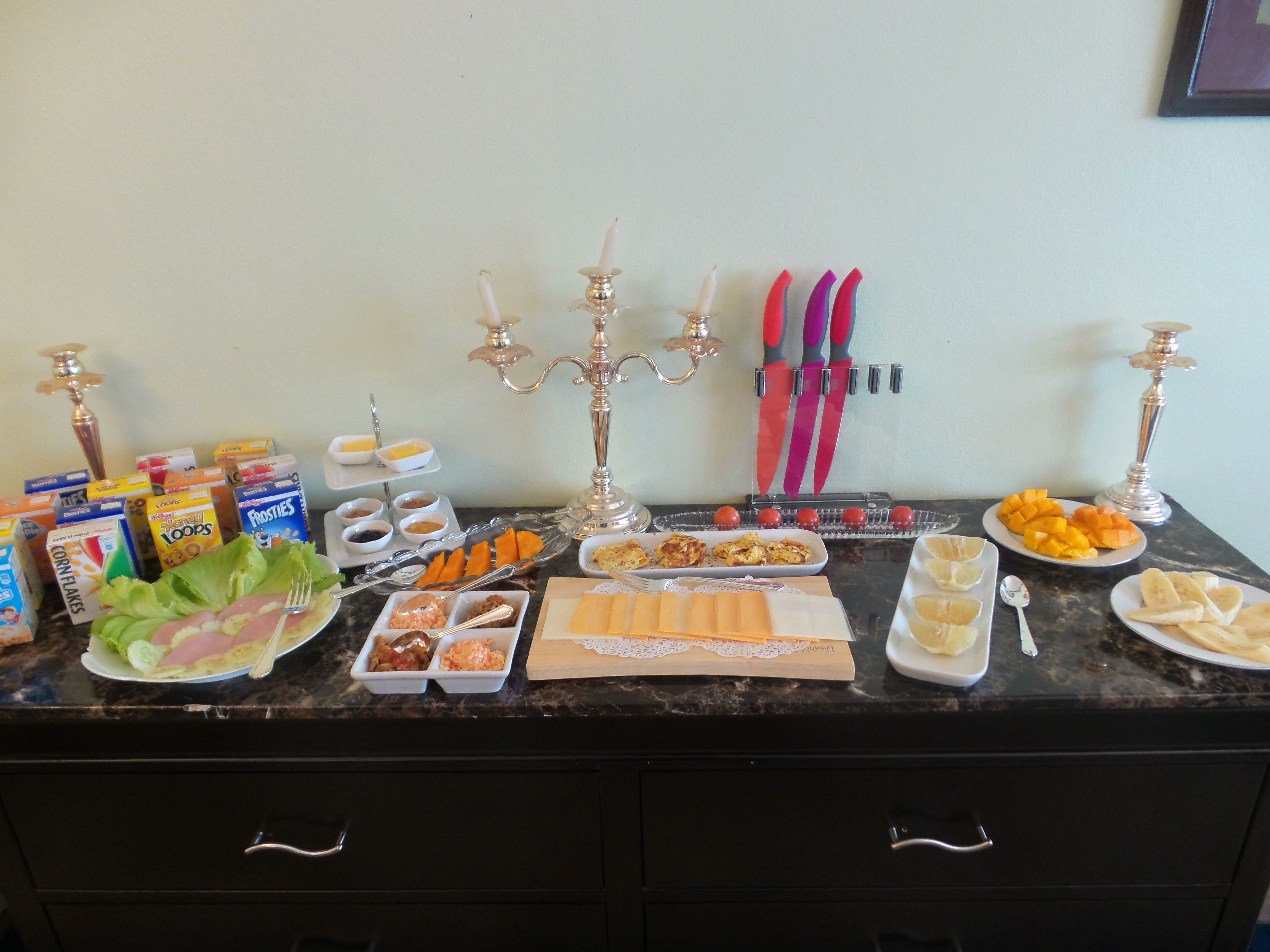 朝食 (フル ブレックファスト)、平日に提供 (1 名様 45 USD)