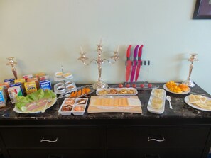 Petit déjeuner complet servi en semaine (45 USD par personne)