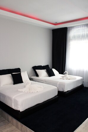 Signature suite, 2 queensize bedden | Een kluis op de kamer, geluiddichte muren, gratis wifi