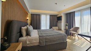 ميني بار وخزنة داخل الغرفة وستائر تعتيم وتجهيزات عازلة للصوت