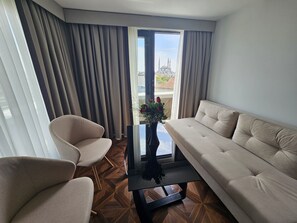 Suite, sjøutsikt | Oppholdsområde | LCD-TV