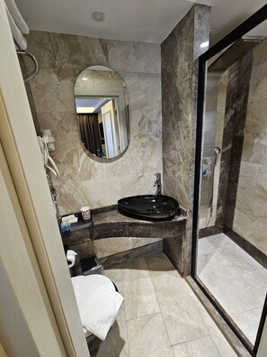 Shower, free toiletries, hair dryer, slippers - Anthemis Hotel (Istanbul)
