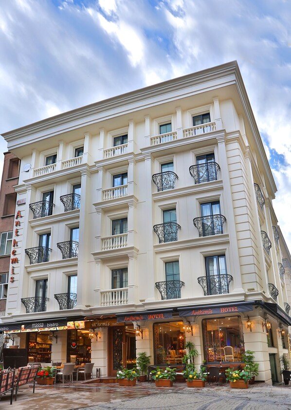 A multi-story hotel with balconies, a restaurant, and outdoor seating. - Anthemis Hotel (Istanbul)