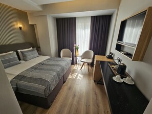 Camera Standard con letto matrimoniale o 2 letti singoli | Minibar, una cassaforte in camera, tende oscuranti, insonorizzazione