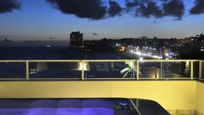 A hot tub with a view of the city at night. - Rede Andrade Express (Salvador)