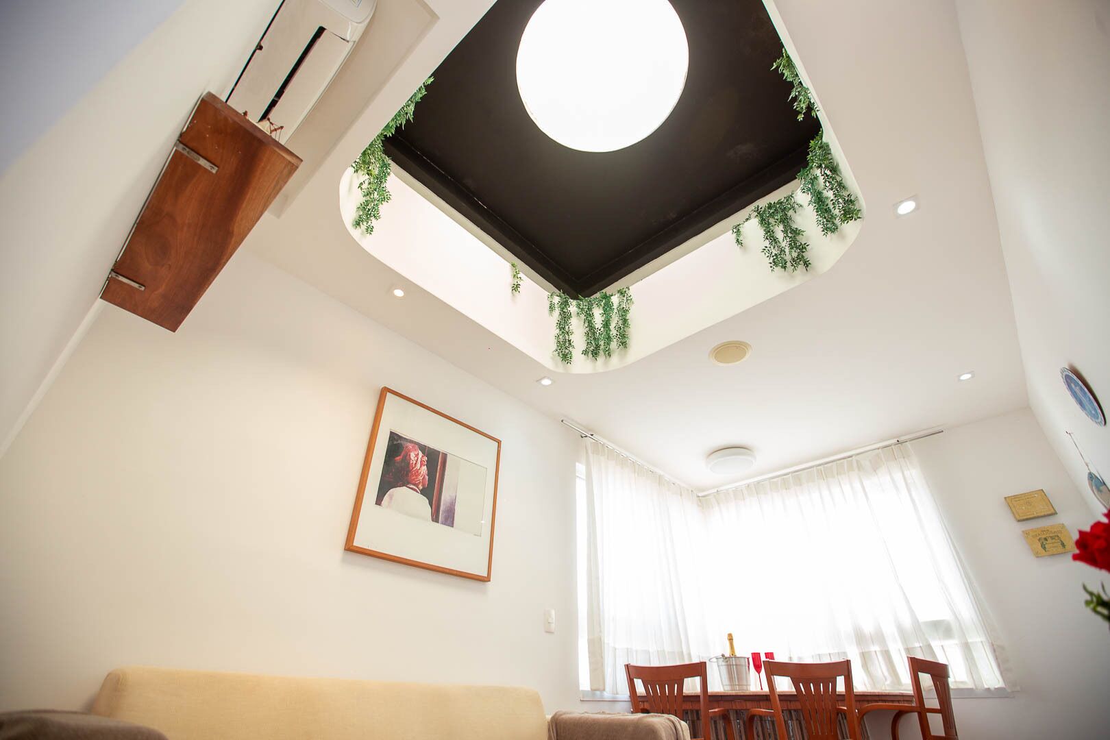 Apartamento Suite | Área de sala de estar | Televisión LED de 42 pulgadas con canales por cable y televisión 