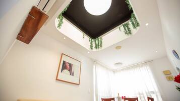 Apartamento Suite | Área de sala de estar | Televisión LED de 42 pulgadas con canales por cable y televisión