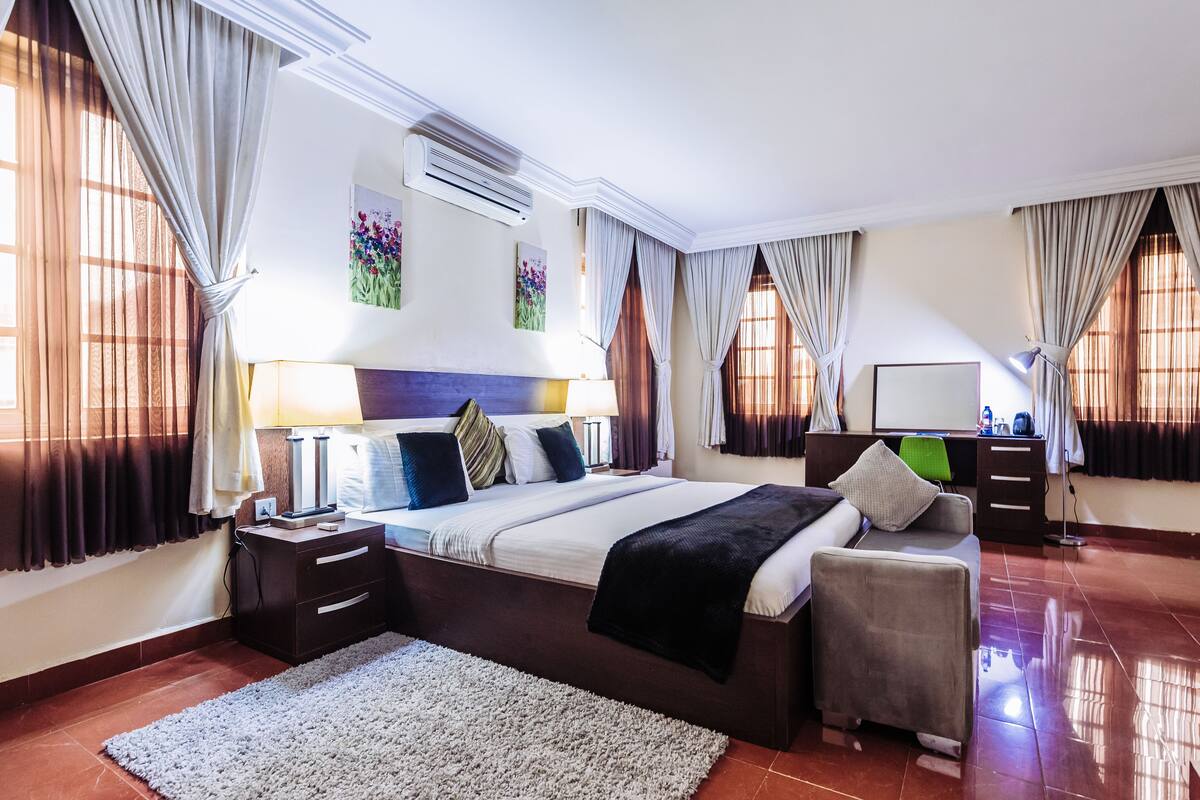 Executive Suite, 1 Queen Bed, Ensuite | 1 bedroom, desk, WiFi (free)