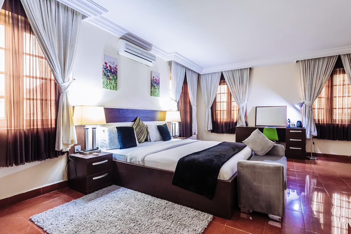 Executive Suite, 1 Queen Bed, Ensuite | 1 bedroom, desk, free WiFi