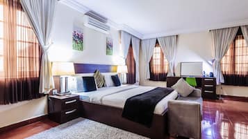 Suite ejecutiva, 1 cama de matrimonio, baño privado | 1 dormitorio, escritorio, wifi gratis