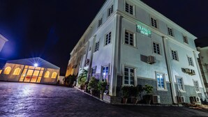 Un hotel con un cartel que dice "FRANQUIL" y una entrada bien iluminada.