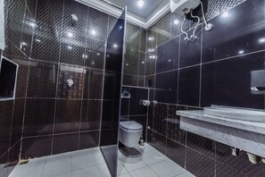 Exclusive Penthouse, City View | Bathroom | Free toiletries, hair dryer, towels - Tranquil Mews Hotel (Abuja)