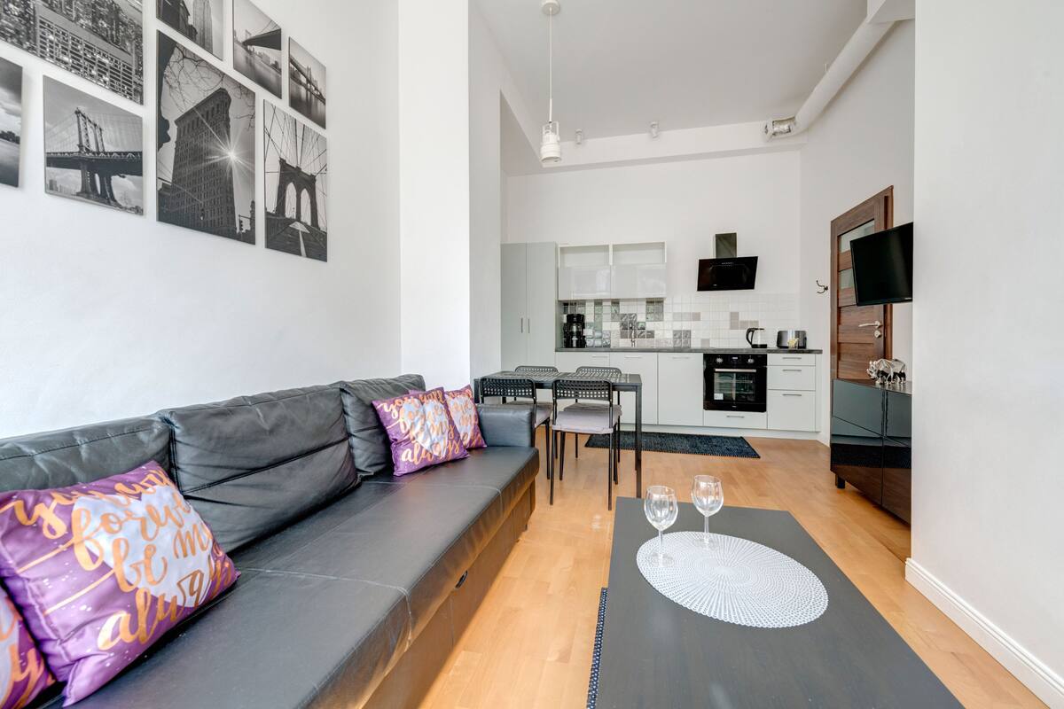 Classic Apartment, 1 Bedroom (Living room, 4 people) | Ruang tamu | 32 inci televisyen skrin rata dengan kabel, TV