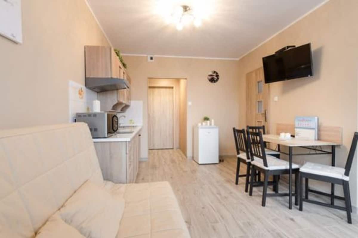 Studio Suite, Balcony (4 people) | Ruang tamu | 32 inci televisyen skrin rata dengan kabel, TV