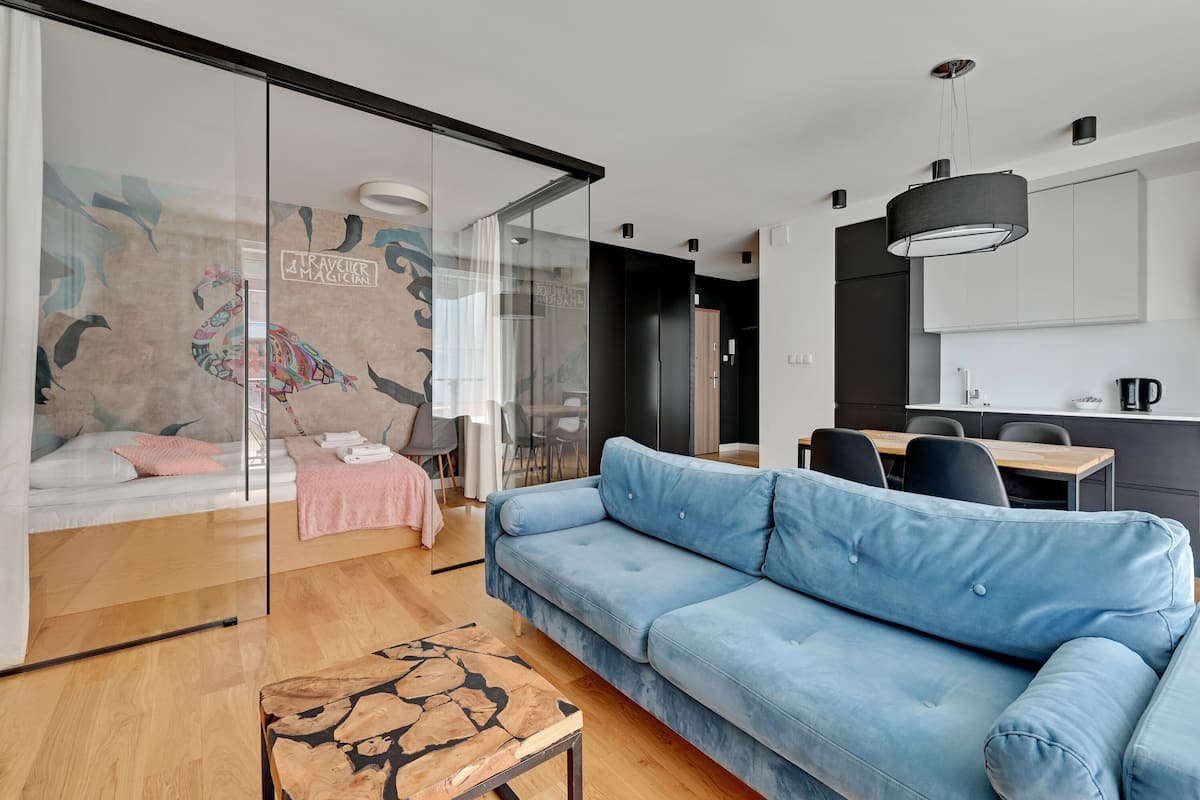 Superior Apartment, 2 Bedrooms, Balcony | Ruang tamu | 32 inci televisyen skrin rata dengan kabel, TV