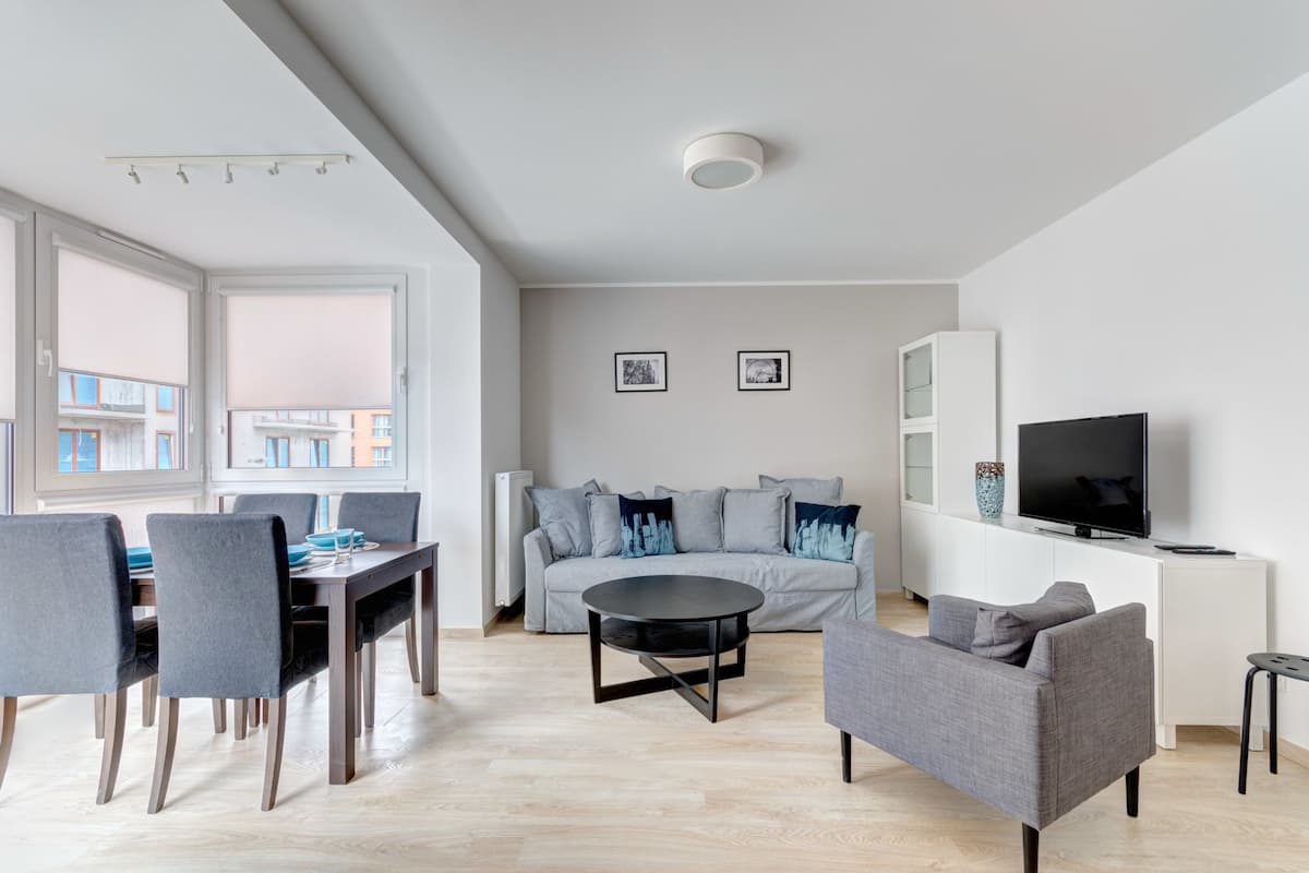 Deluxe Apartment, 2 Bedrooms | Ruang tamu | 32 inci televisyen skrin rata dengan kabel, TV
