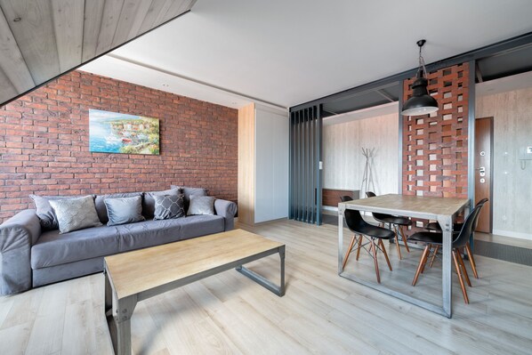 Superior Apartment, 1 Bedroom (Living room, 4 people) | Peralatan tempat tidur premium, dihias secara berasingan