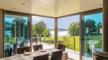 Villa, 4 habitaciones | Sala de estar | Televisión de pantalla plana