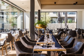 Dinner served - Golden Lakes Village (Froidchapelle)