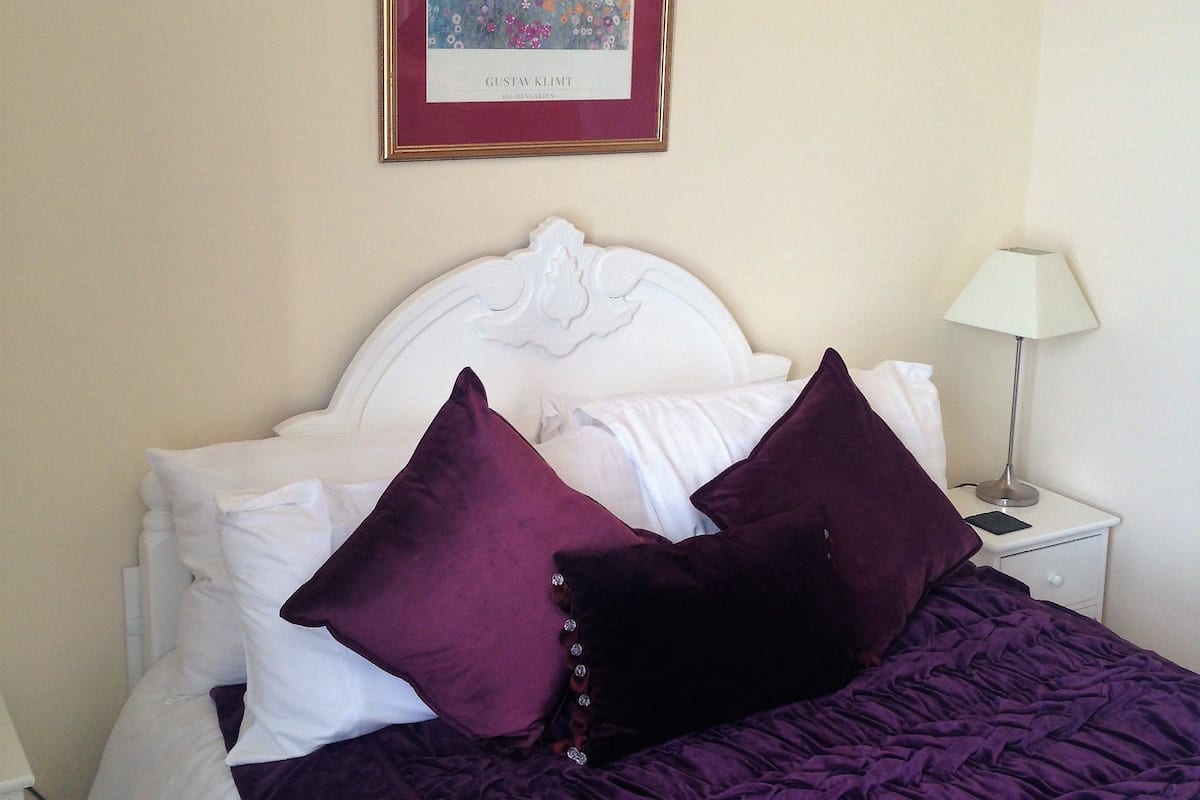 Habitación estándar, 1 cama matrimonial (Room 3) | Tabla de planchar con plancha, wifi gratis y ropa de cama 