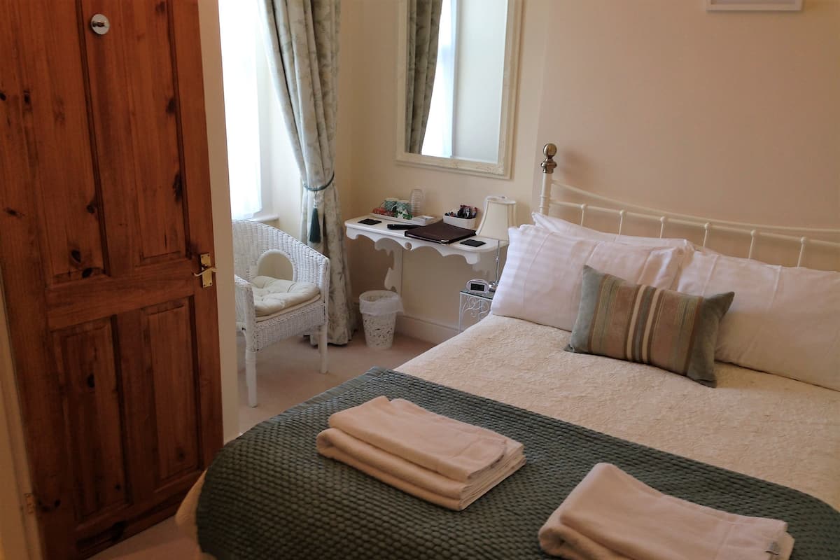 Habitación doble estándar, 1 cama matrimonial (Room 4) | Tabla de planchar con plancha, wifi gratis y ropa de cama 