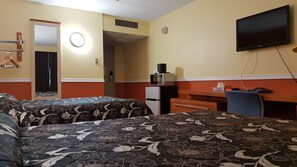 Desk, iron/ironing board, free WiFi - Budget Inn 2000 (Hamilton)